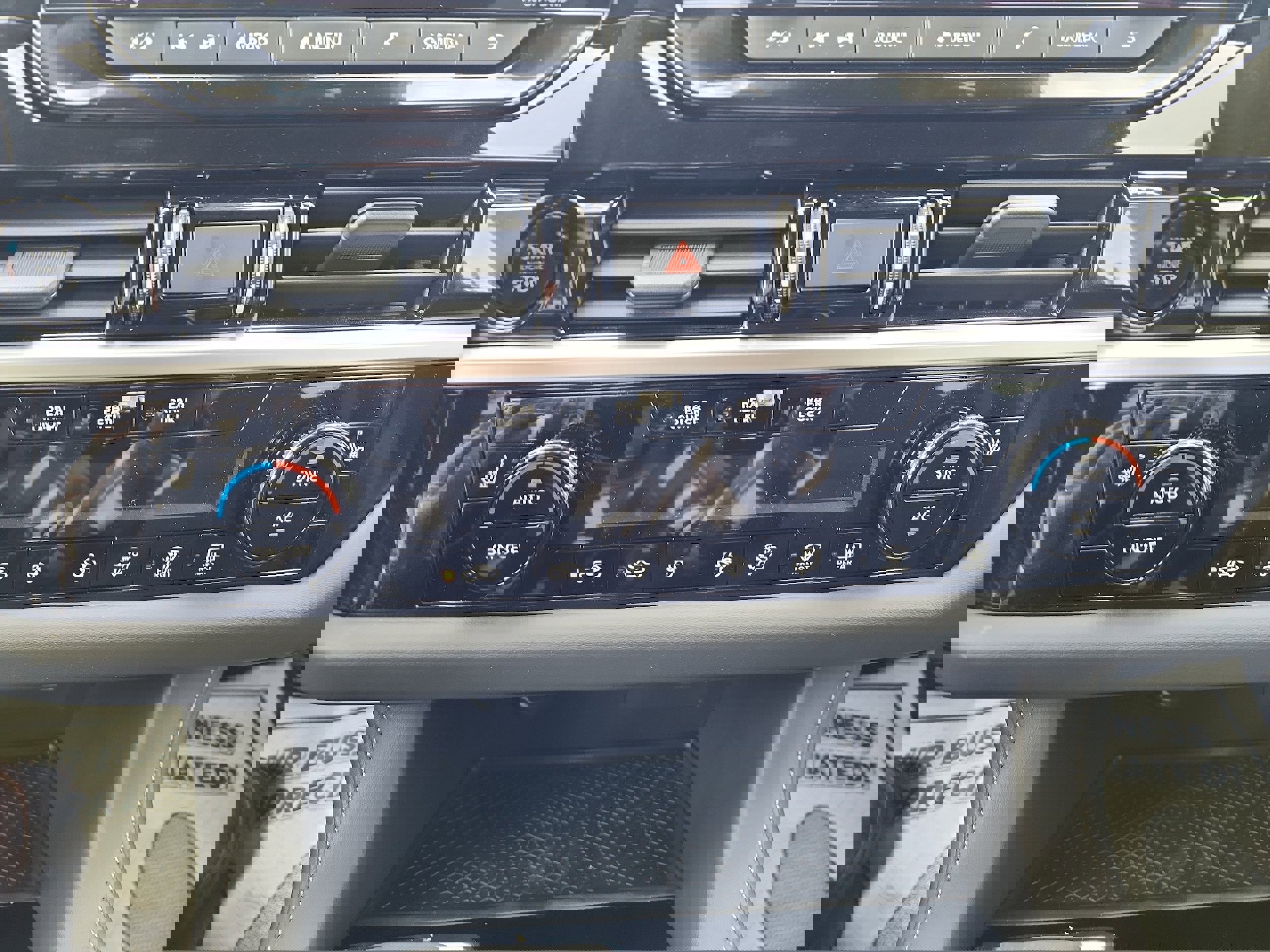 New 2025 Nissan Pathfinder SV w/ Black Appearance Package image 15