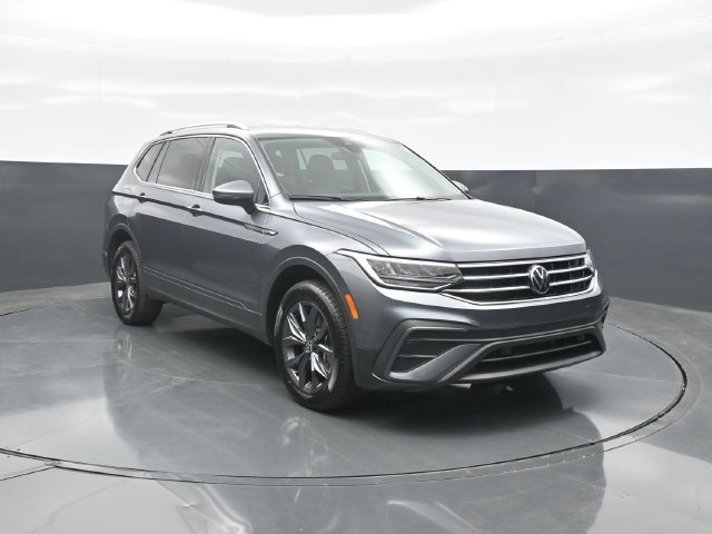 Used 2023 Volkswagen Tiguan SE FWD image 1