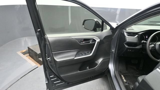 Used 2021 Toyota RAV4 LE AWD/4WD image 10