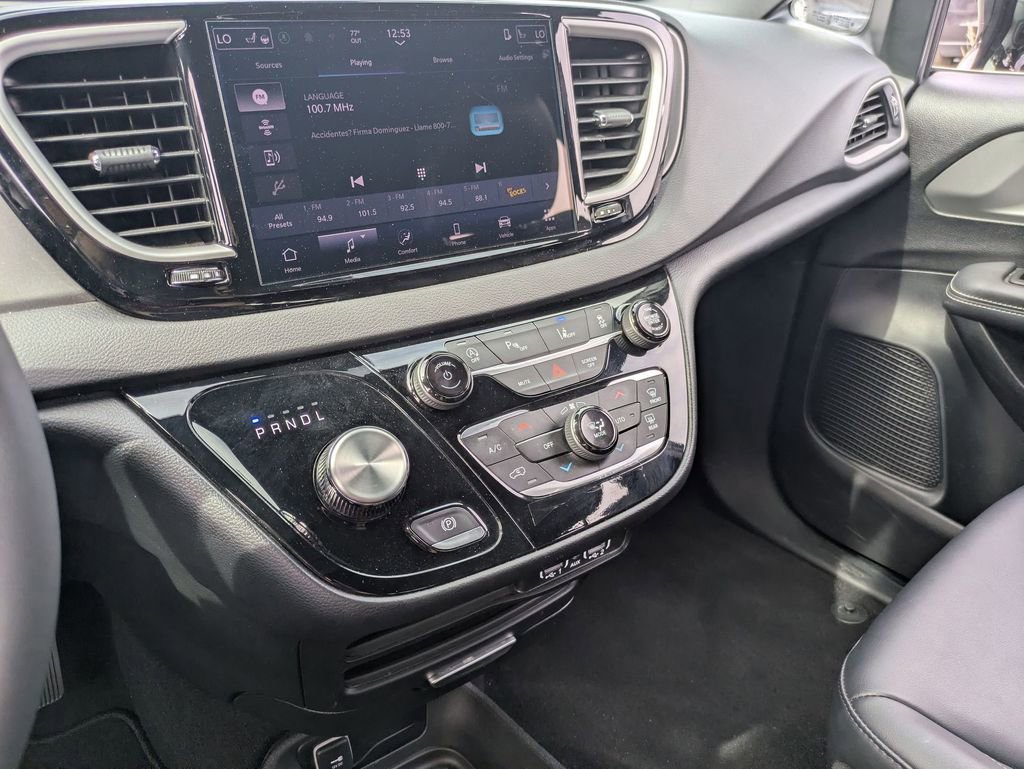 Used 2025 Chrysler Pacifica Select image 20