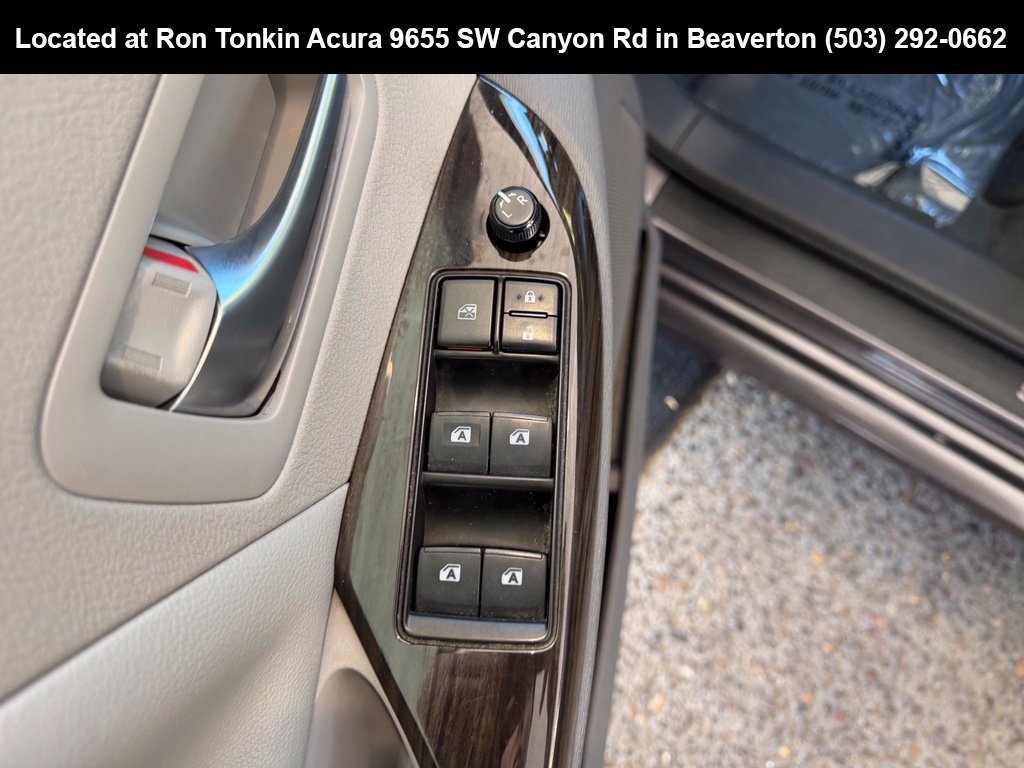 Used 2019 Toyota Sienna XLE w/ XLE Navigation Package FWD image 12