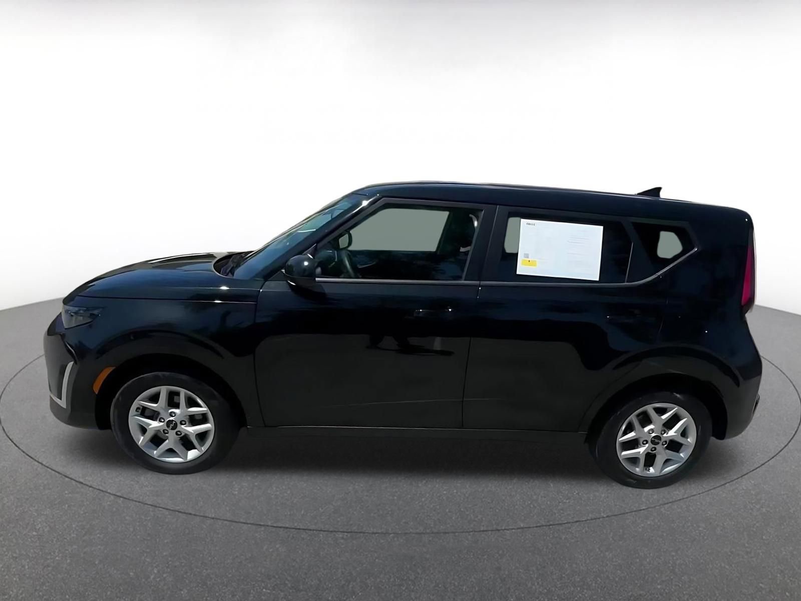Used 2025 Kia Soul LX w/ LX Technology Package FWD image 9