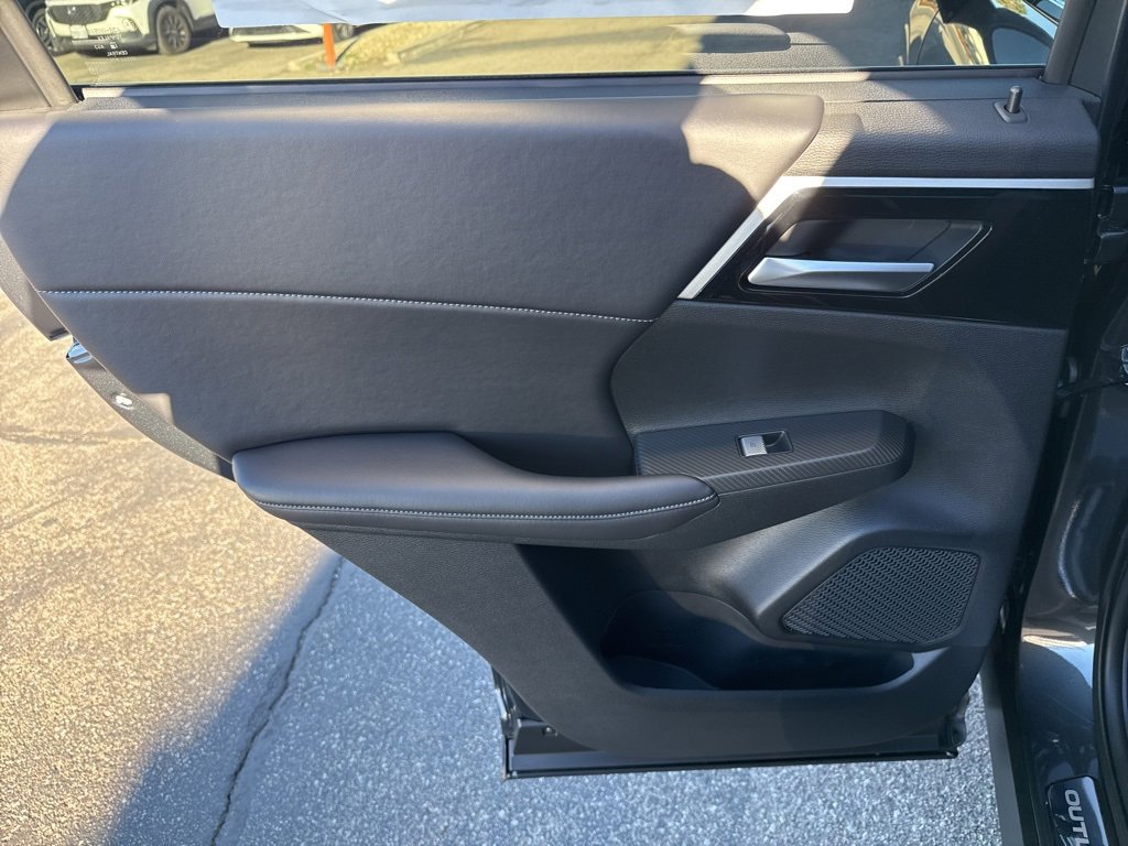 New 2025 Mitsubishi Outlander SE image 30
