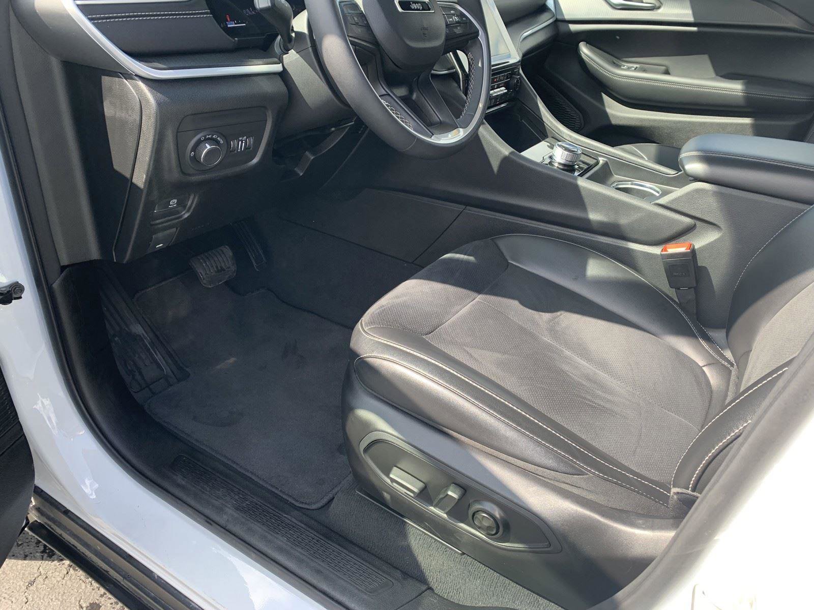 Used 2024 Jeep Grand Cherokee L Altitude image 15