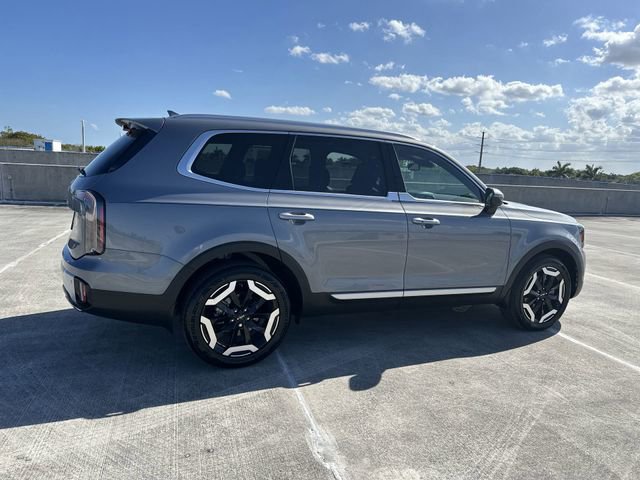 Used 2024 Kia Telluride EX w/ EX Captain's Chair Package image 39