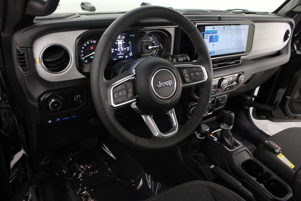Used 2025 Jeep Wrangler Unlimited Sahara AWD/4WD image 8