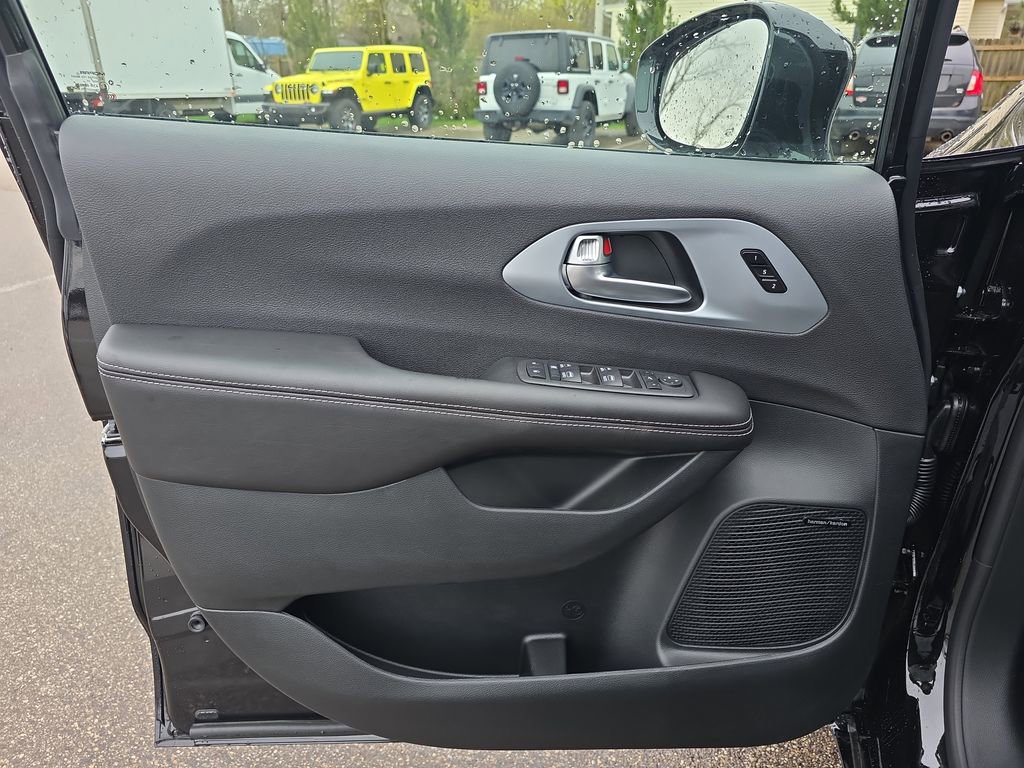 New 2026 Chrysler Pacifica Limited AWD/4WD image 31