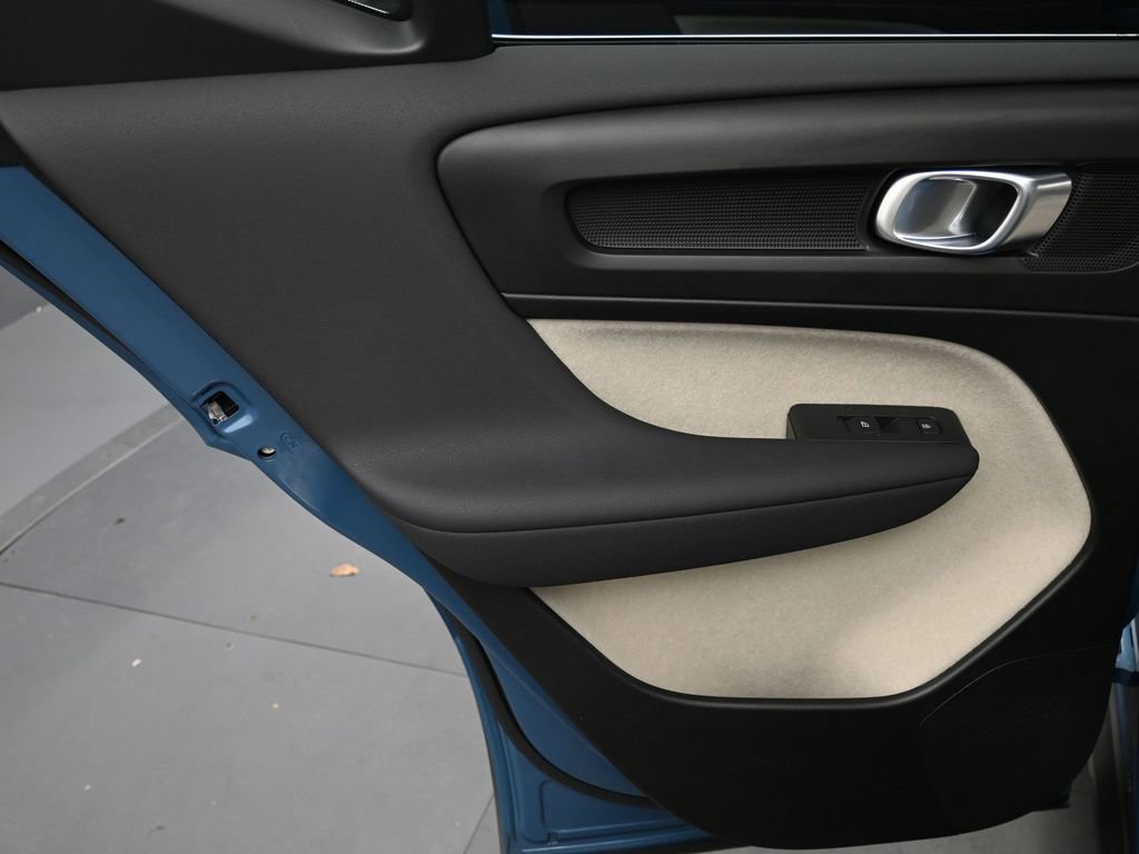 Certified 2024 Volvo XC40 B5 Plus image 20