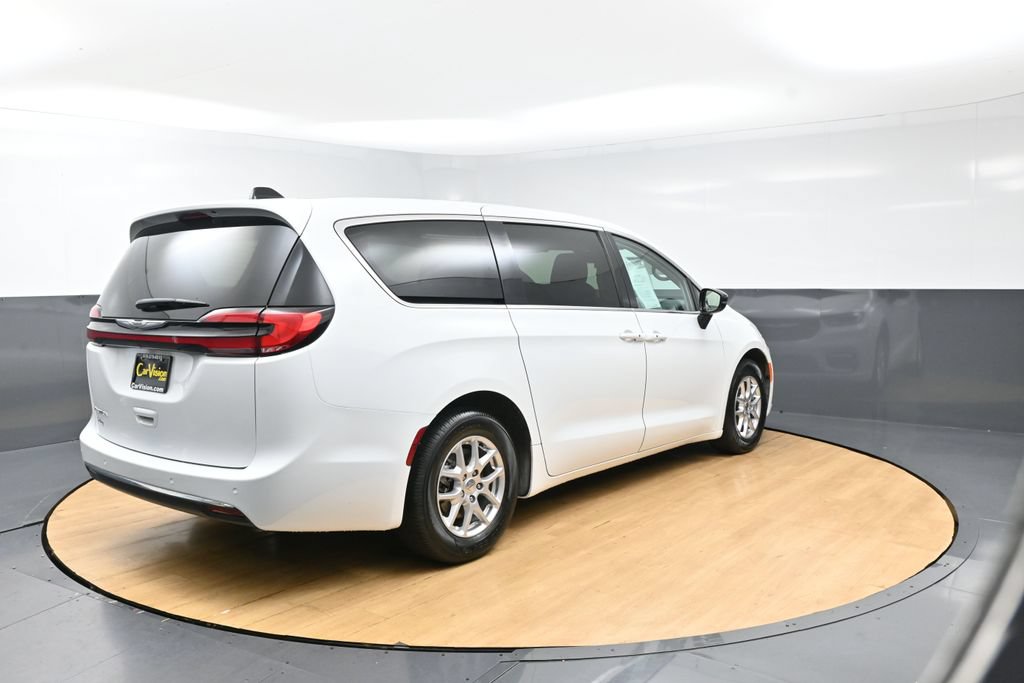 Used 2024 Chrysler Pacifica Touring-L FWD image 40