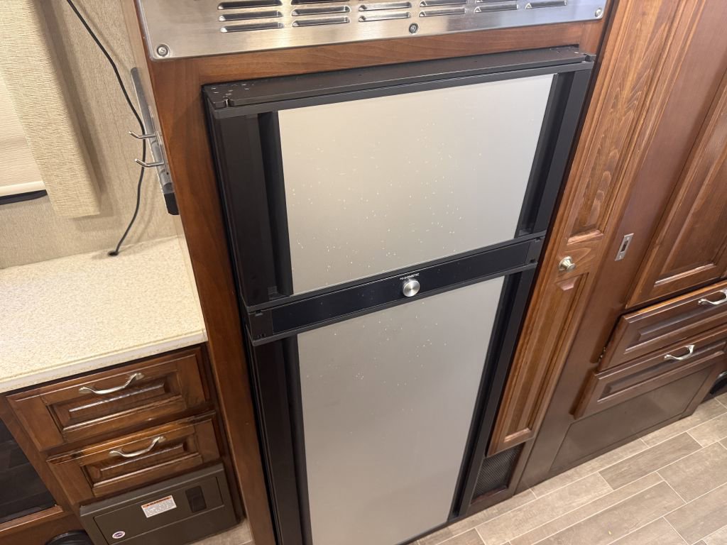 Used 2017 Mercedes-Benz Sprinter 3500 image 64