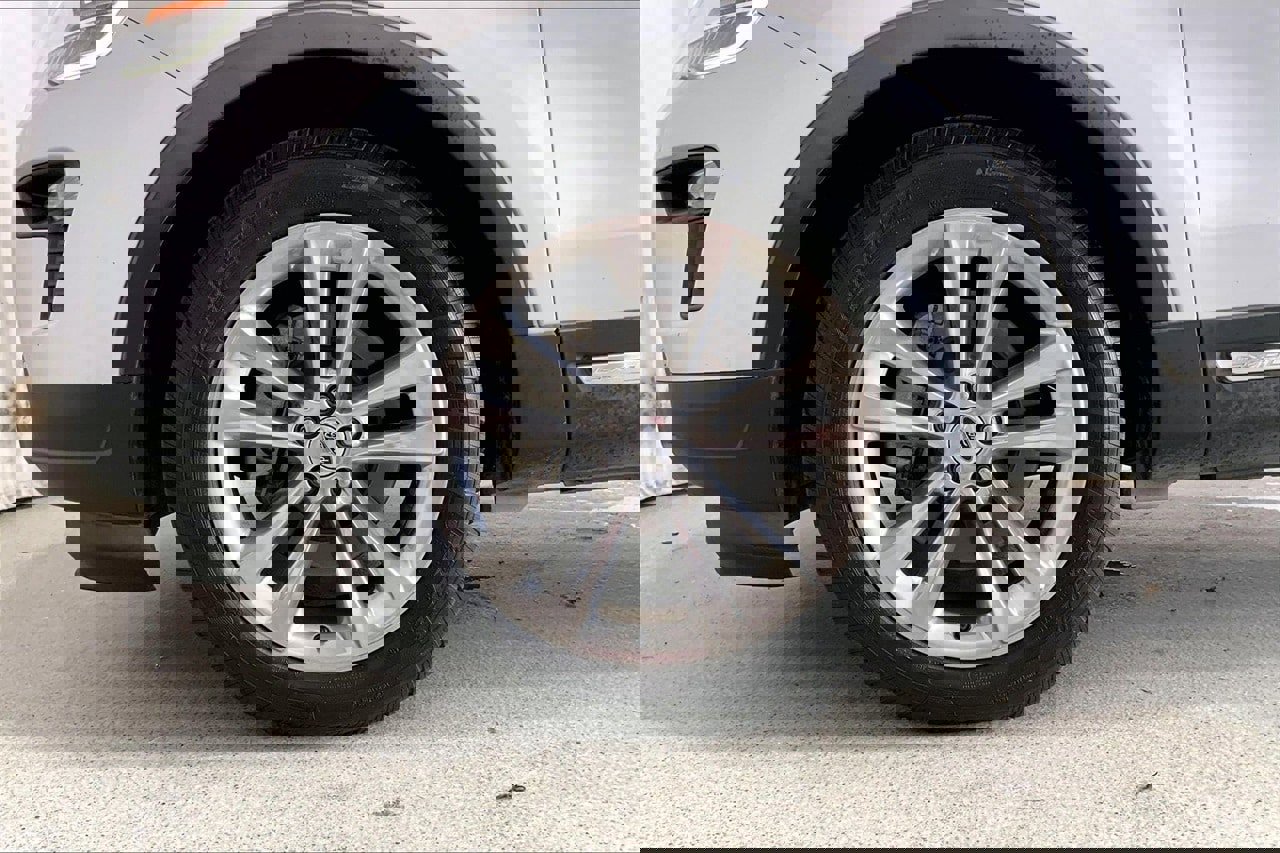 Used 2019 Ford Explorer XLT w/ Equipment Group 202A image 6