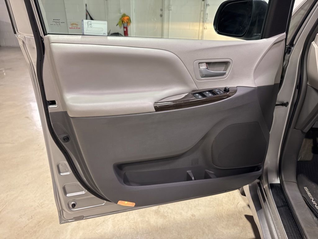 Used 2018 Toyota Sienna XLE Premium w/ Carpet Mat Package image 30