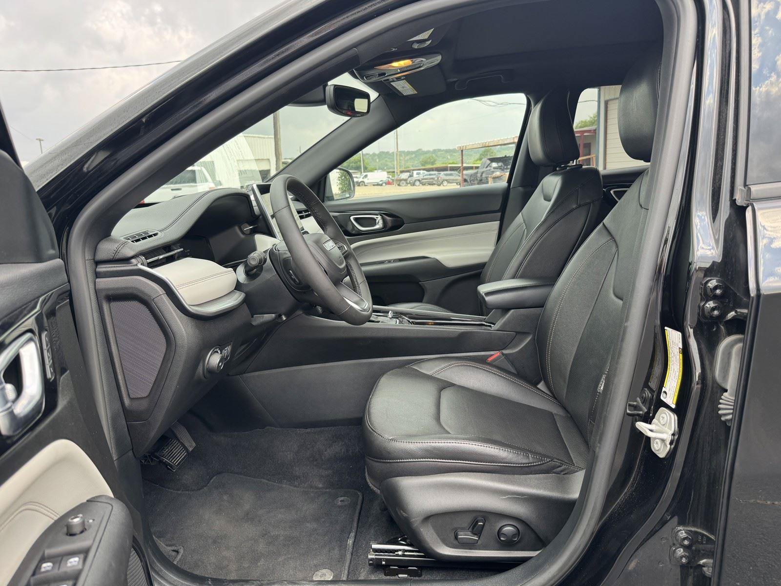 Used 2024 Jeep Compass Limited w/ Elite Group AWD/4WD image 30