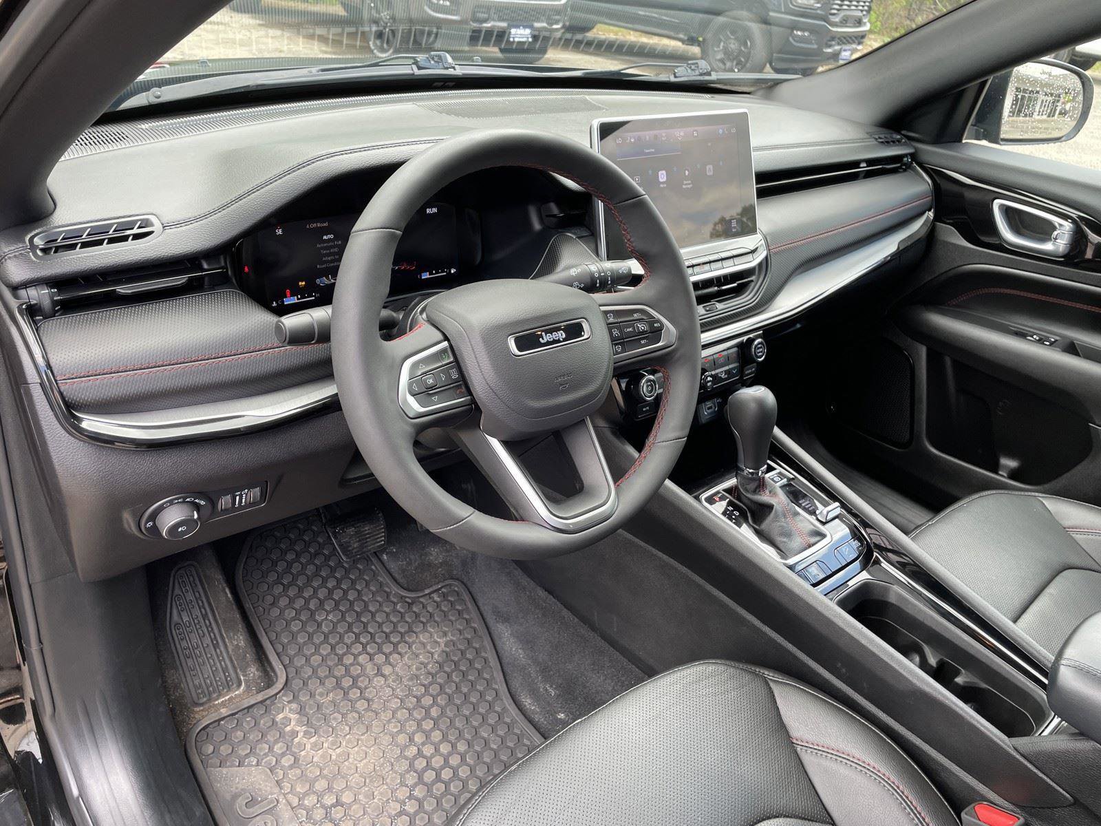 Used 2025 Jeep Compass Trailhawk w/ Trailhawk Elite Group image 12