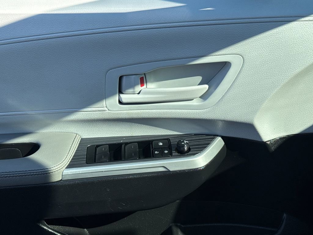 Used 2025 Toyota Sienna LE image 37