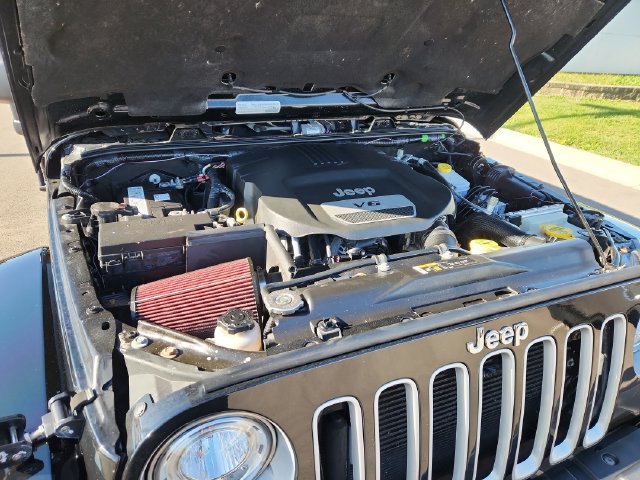 Used 2017 Jeep Wrangler Unlimited Sahara w/ Dual Top Group AWD/4WD image 16