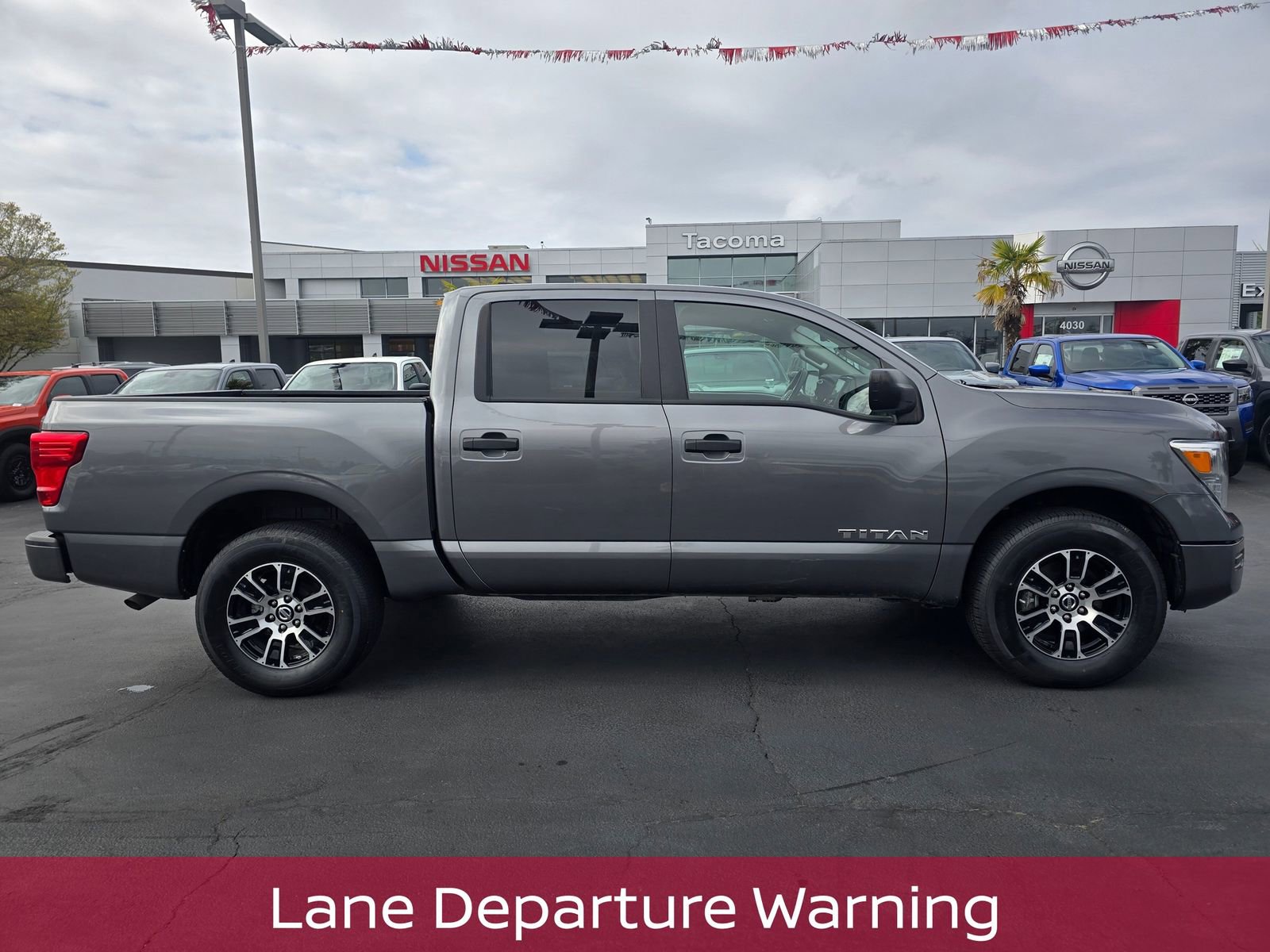 Used 2022 Nissan Titan SV AWD/4WD image 7