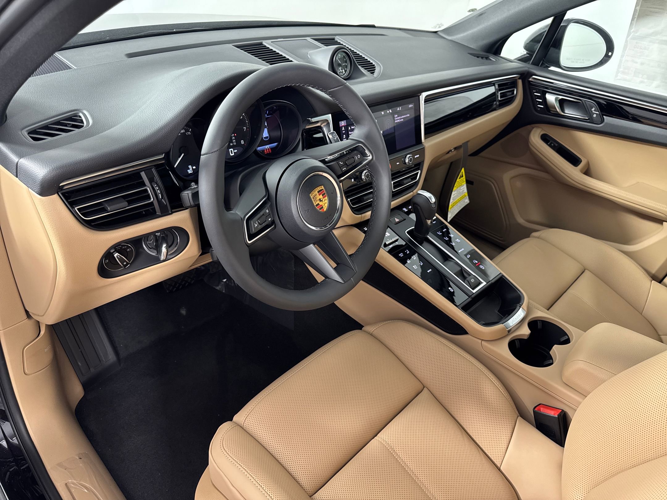 Certified 2026 Porsche Macan image 4