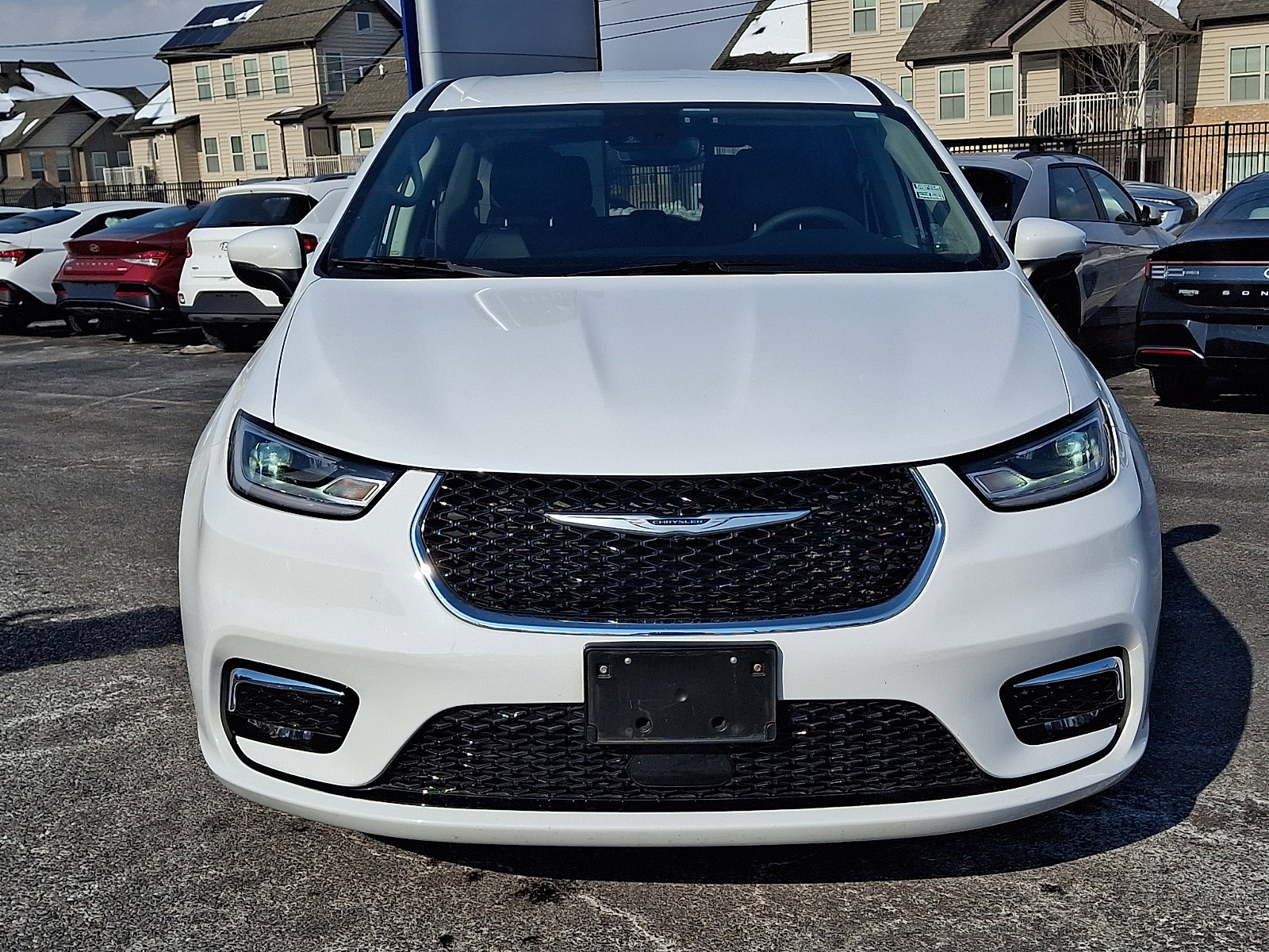 Used 2023 Chrysler Pacifica Touring-L image 2