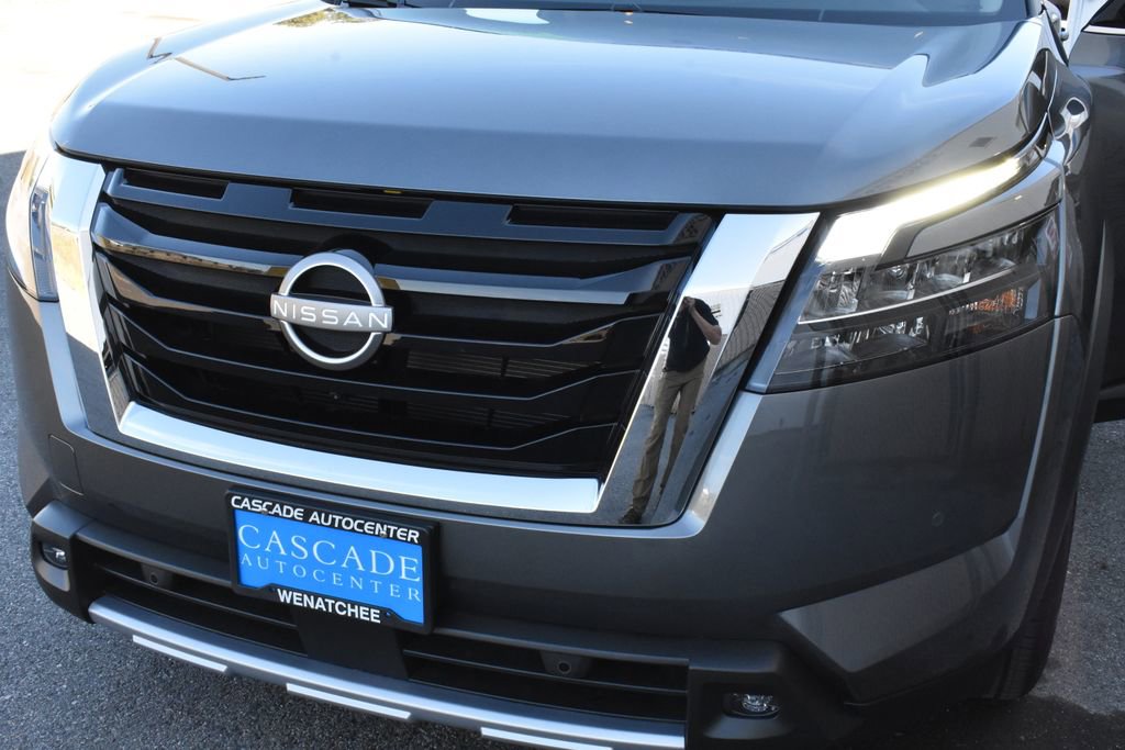 Used 2025 Nissan Pathfinder SL AWD/4WD image 10