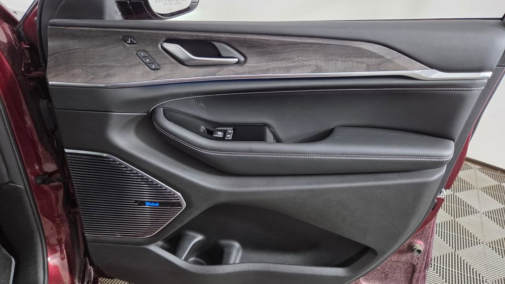 Used 2022 Jeep Grand Cherokee Overland w/ Luxury Tech Group IV image 38