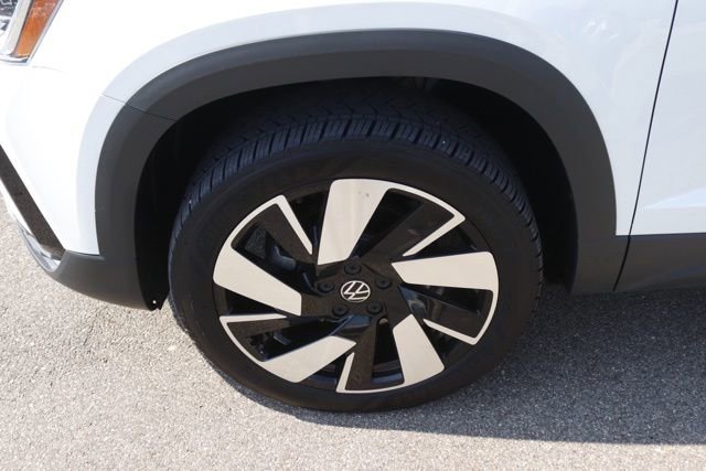 Used 2024 Volkswagen Taos SEL image 11