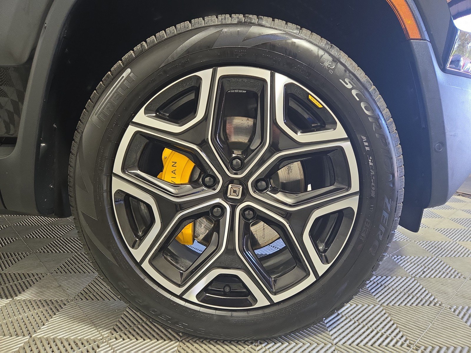 Used 2024 Rivian R1S Adventure AWD/4WD image 11