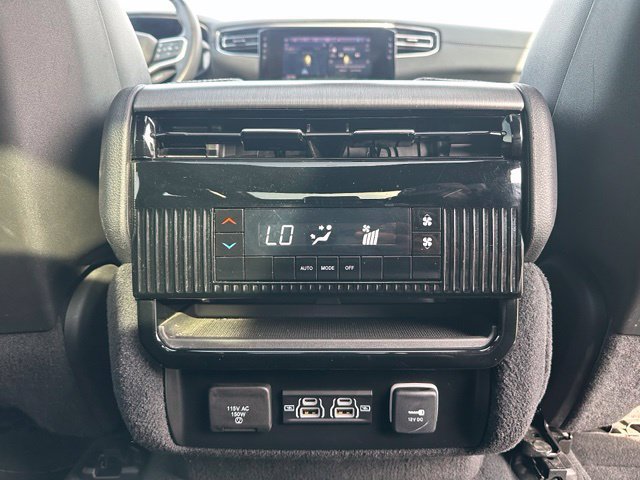 Used 2025 Jeep Wagoneer 4WD w/ Premium Group I image 25