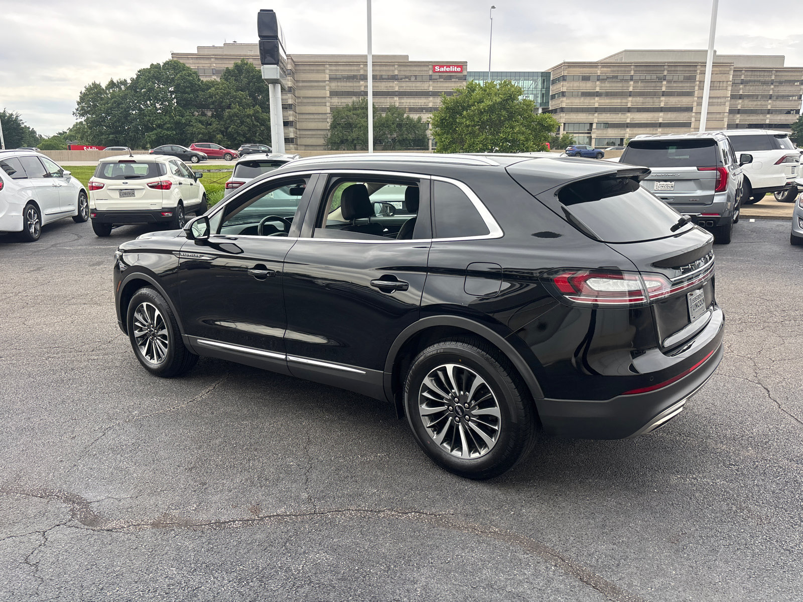 Certified 2023 Lincoln Nautilus AWD w/ Premium Package image 5