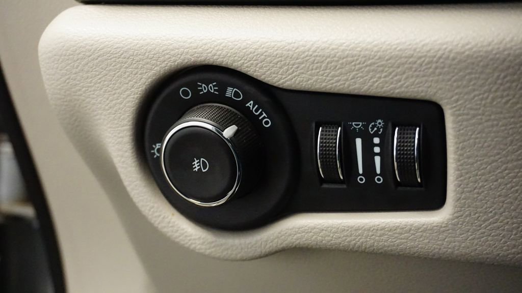 Certified 2024 Chrysler Pacifica Touring-L image 26