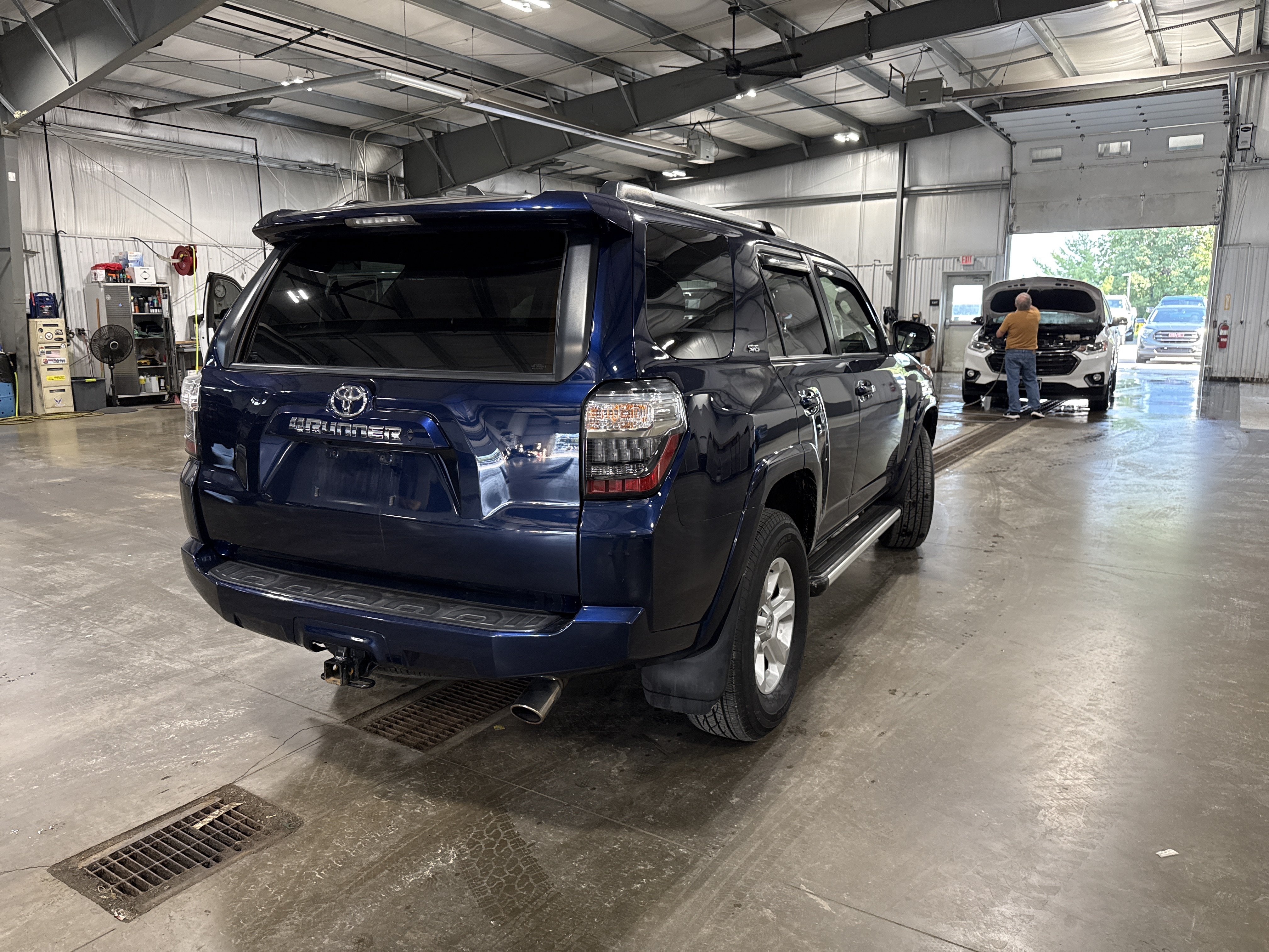 Used 2020 Toyota 4Runner SR5 Premium w/ Moonroof Package AWD/4WD image 4