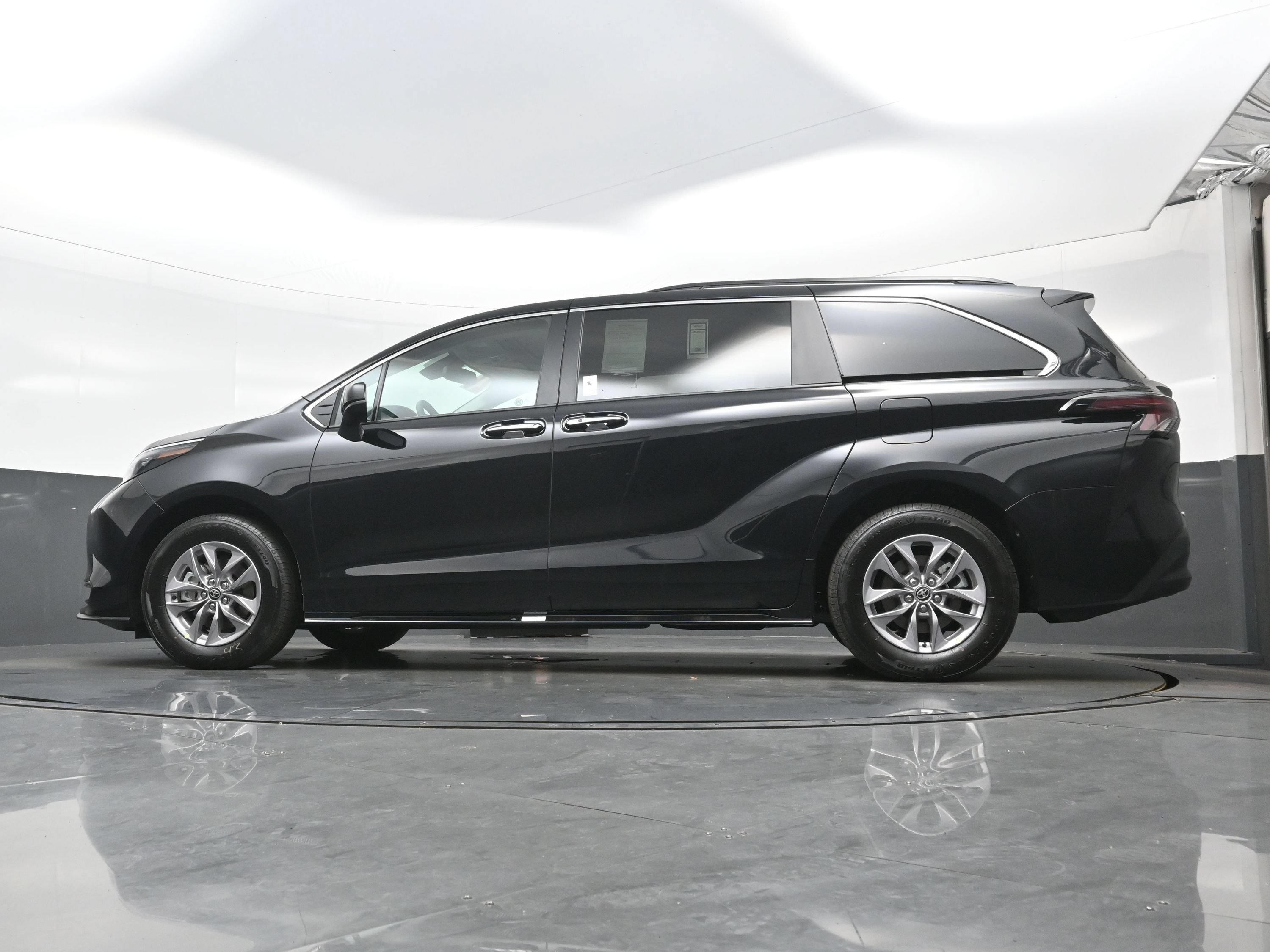 Used 2026 Toyota Sienna XLE FWD image 31