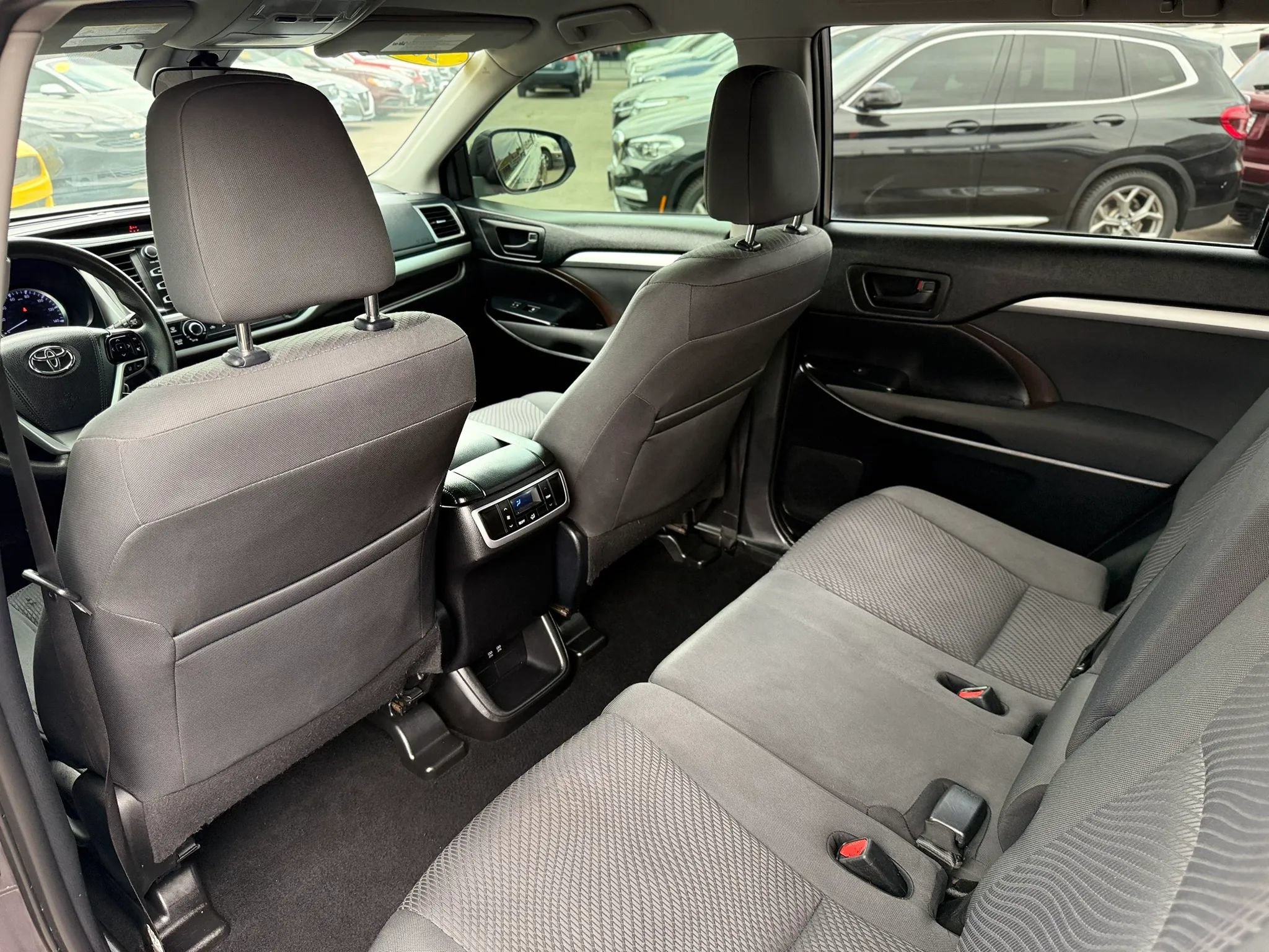 Used 2019 Toyota Highlander LE AWD/4WD image 14