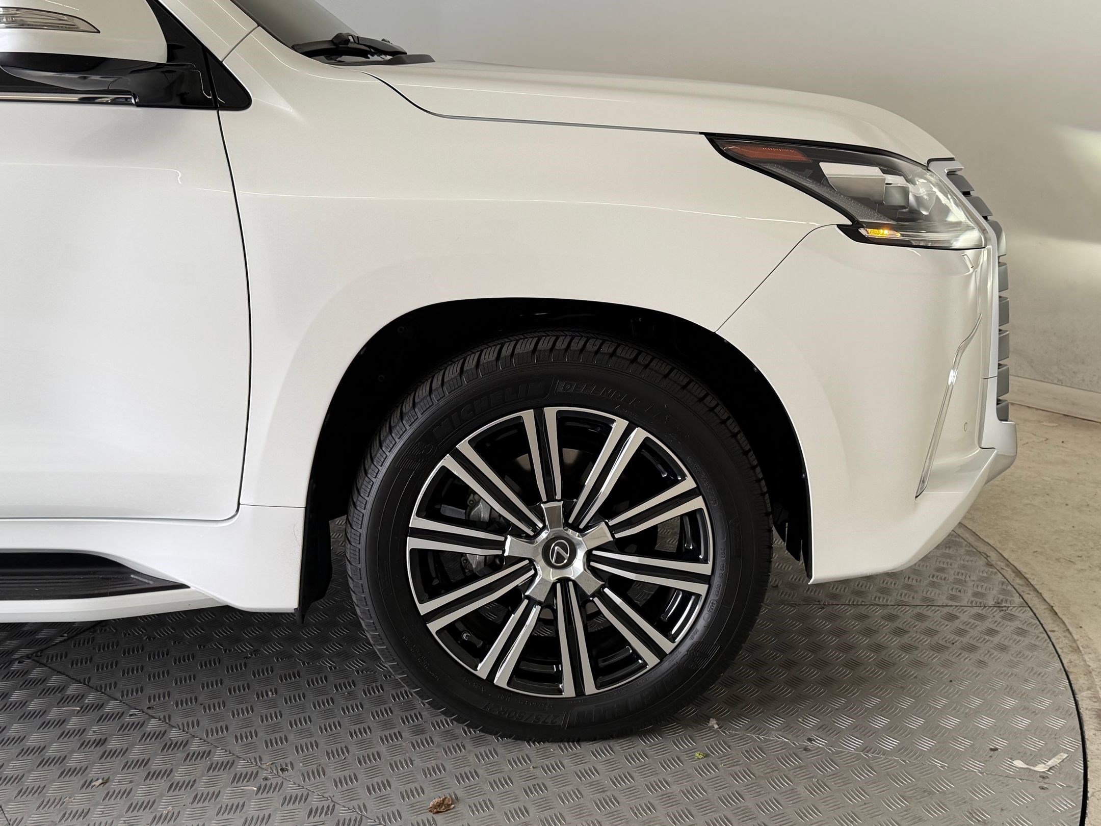 Used 2020 Lexus LX 570 4WD w/ Luxury Package image 11