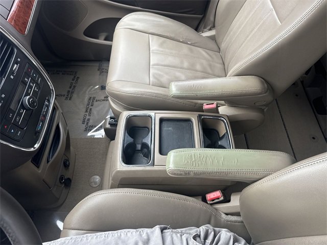 Used 2013 Chrysler Town & Country Touring image 20