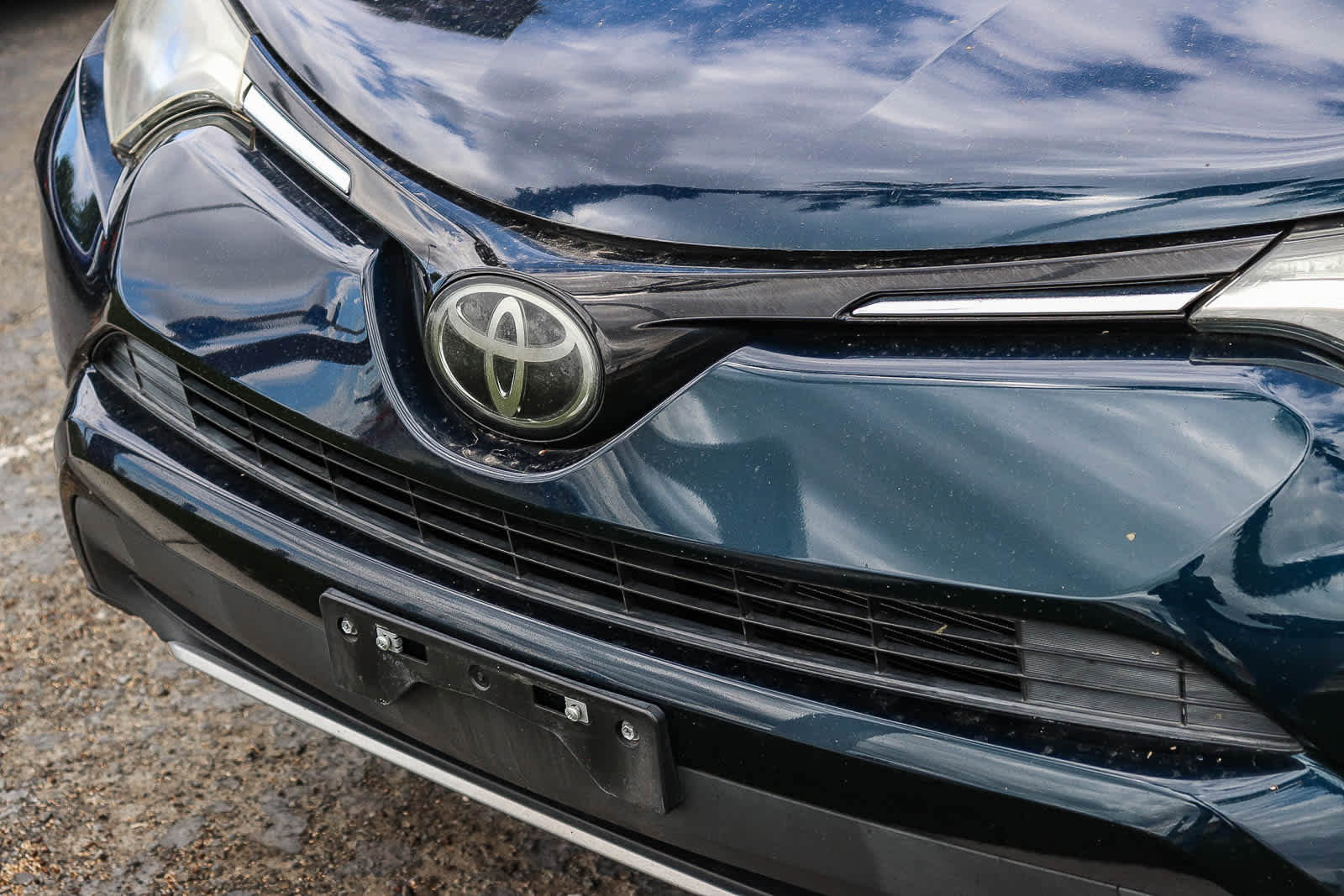 Used 2018 Toyota RAV4 XLE w/ Plus Extra Value Package FWD image 3