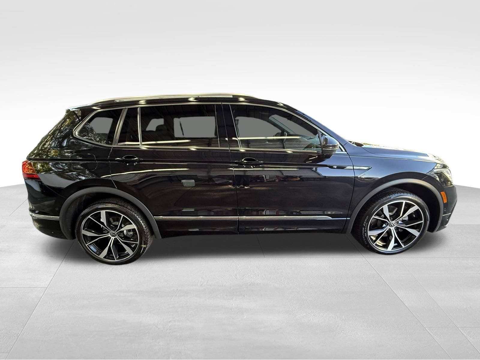 Used 2024 Volkswagen Tiguan SEL R-Line AWD/4WD image 4
