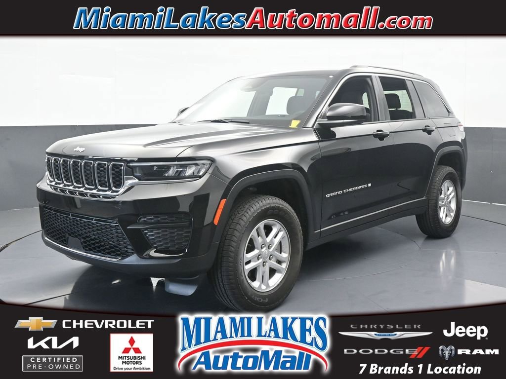 Used 2025 Jeep Grand Cherokee Laredo image 1