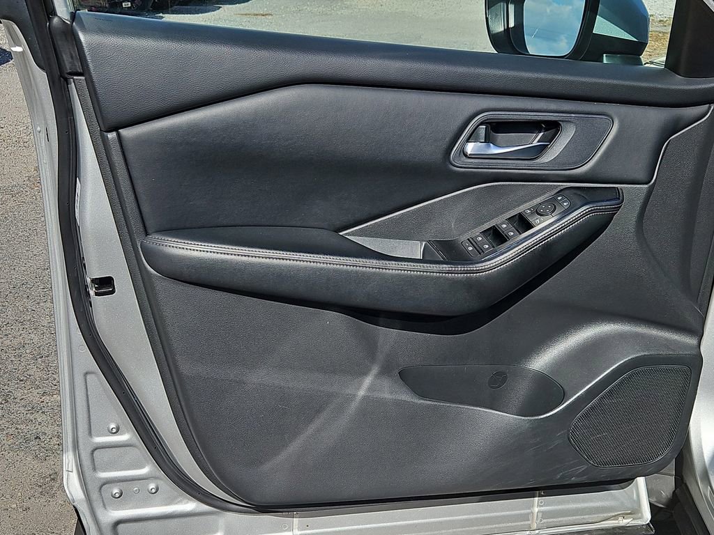 Used 2024 Nissan Rogue SV image 19