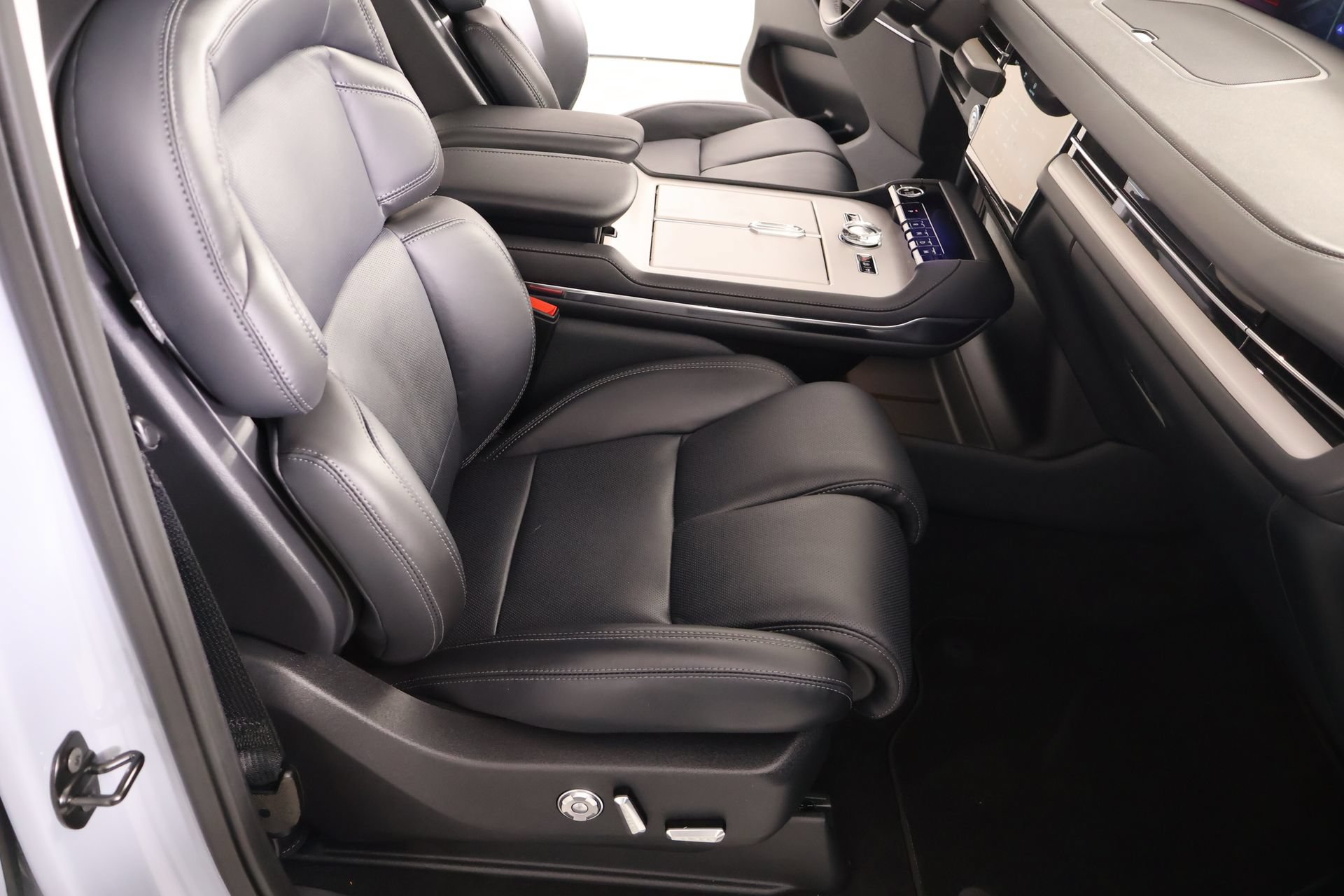 New 2025 Lincoln Navigator Reserve AWD/4WD image 14