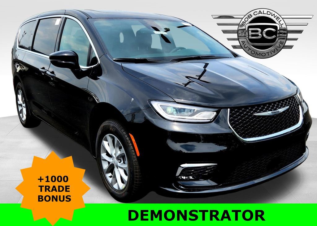 New 2025 Chrysler Pacifica Select w/ Uconnect Theater Family Group