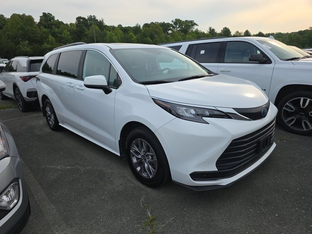 Used 2025 Toyota Sienna LE w/ LE Plus Package FWD image 3