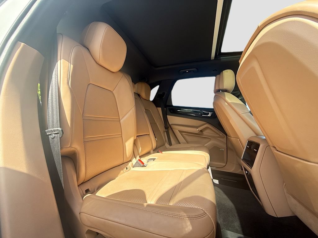 Used 2021 Porsche Cayenne AWD/4WD image 30
