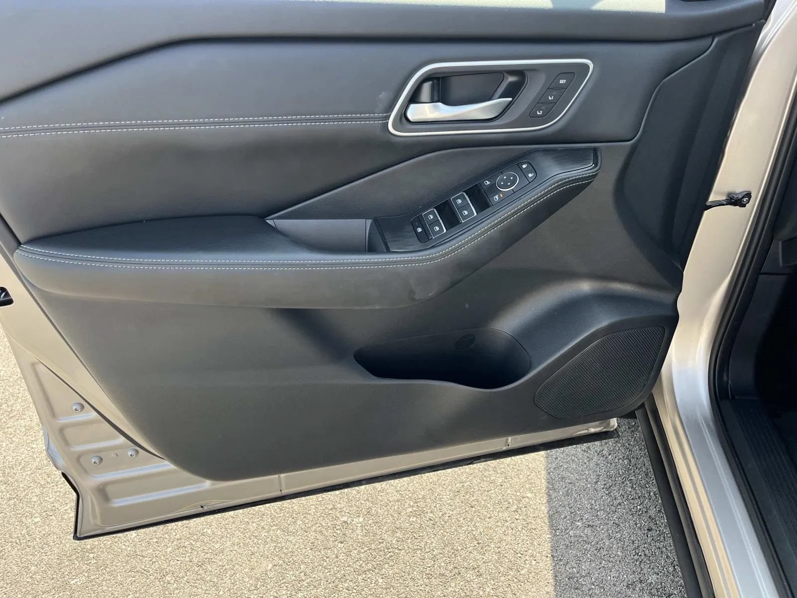 Used 2025 Nissan Rogue Platinum w/ Tech Package FWD image 29