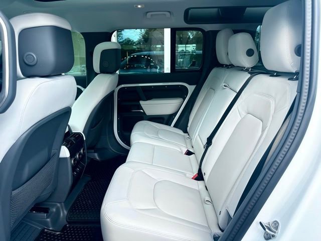 New 2025 Land Rover Defender 110 X-Dynamic SE image 32