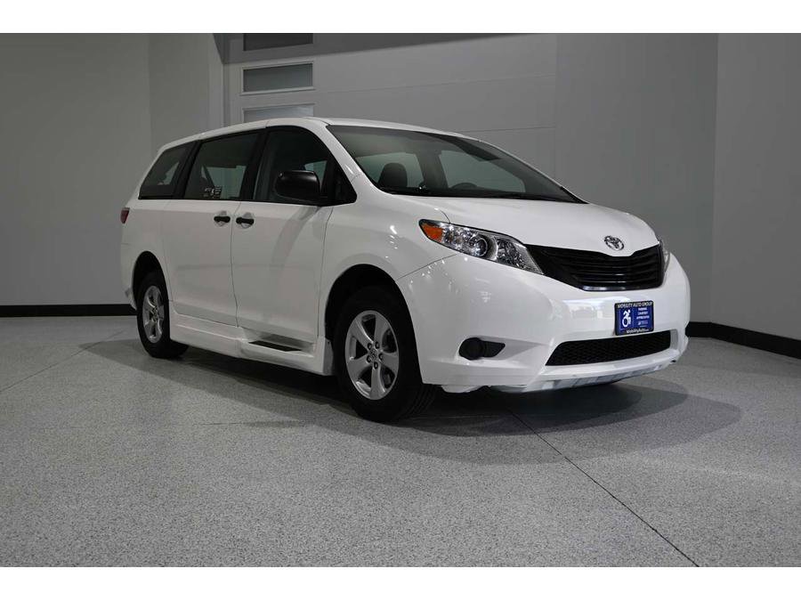 Used 2015 Toyota Sienna L FWD image 3