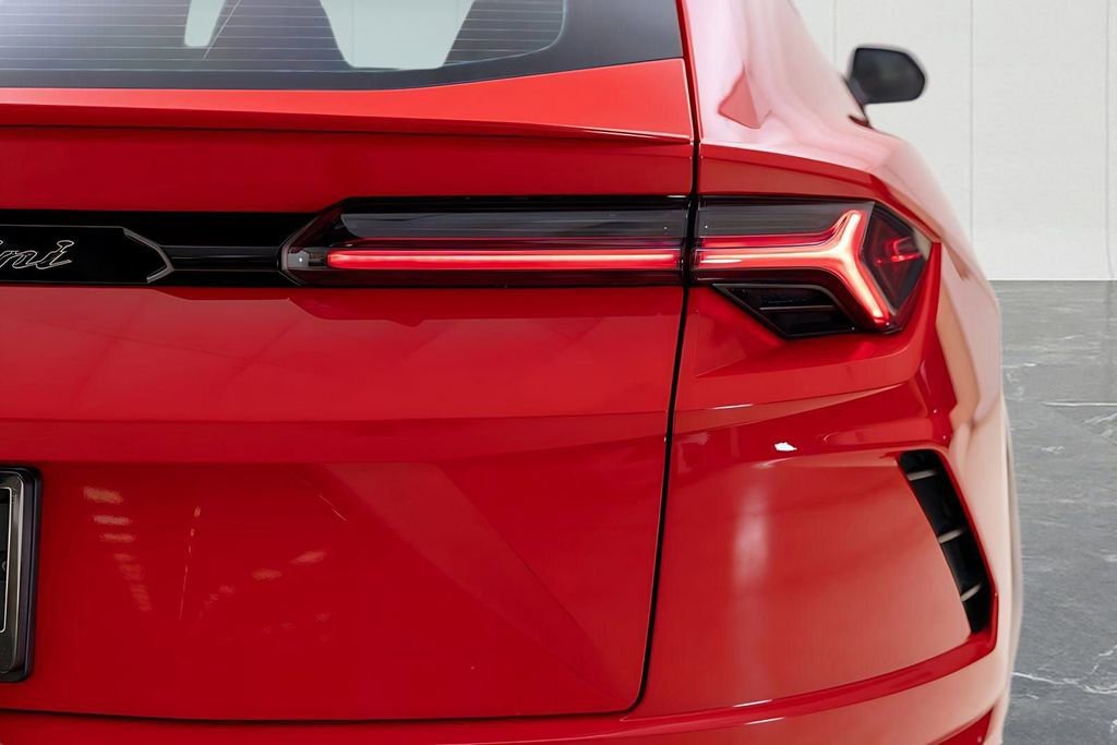 Used 2022 Lamborghini Urus image 16