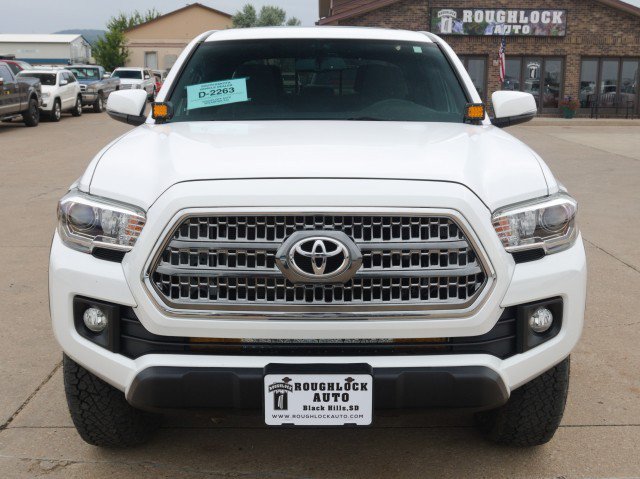 Used 2017 Toyota Tacoma TRD Off-Road w/ Premium & Technology Package AWD/4WD image 7