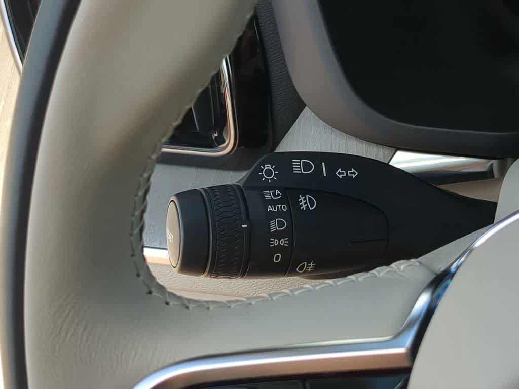 Certified 2024 Volvo XC60 B5 Plus AWD/4WD image 25