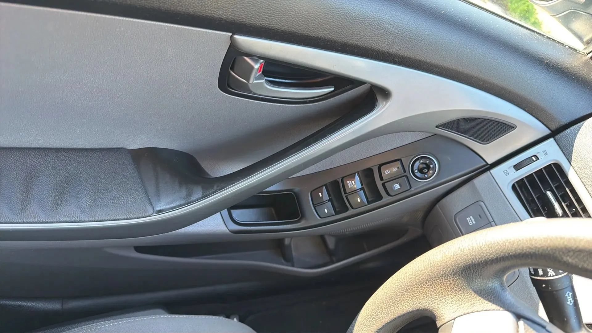 Used 2015 Hyundai Elantra SE FWD image 21
